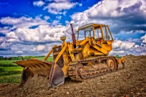 Pracownik układa prostokątne strzemiona zbrojeniowe na betonie, przygotowując zbrojenie pod fundament.