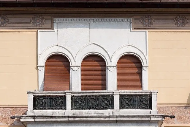 Brama rolowana na wymiar, czyli bezkompromisowy styl w przystępnej cenie