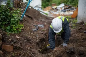 Wykonany wąski fundament pod 4‑metrową bramę przesuwną z zbrojeniem i poziomicą na podjeździe w trakcie budowy.